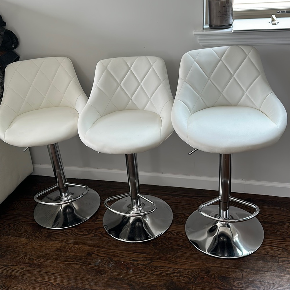 4 barstools.